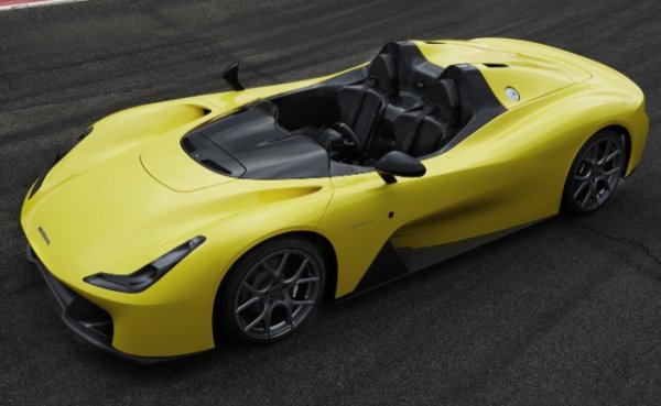 Изработен изцяло от въглеродни влакна, Dallara Stradale се предлага стандартно с атрактивна каросерия "barchetta", без врати или предно стъкло (срещу сериозна допълнителна такса обаче можете да имате спайдър или купе). Този екстремен двуместен автомобил с двигател отзад (2.3 турбо от Ford с 400 к.с.) идва с шестстепенна ръчна скоростна кутия (роботизираната със същия брой предавателни числа и контроли на волана е опция на стойност от още над 15 хиляди евро).